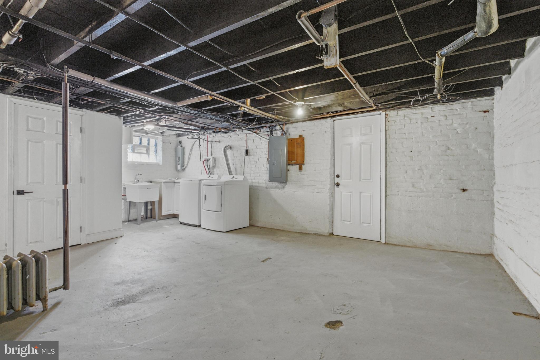 102 E OAK LANE