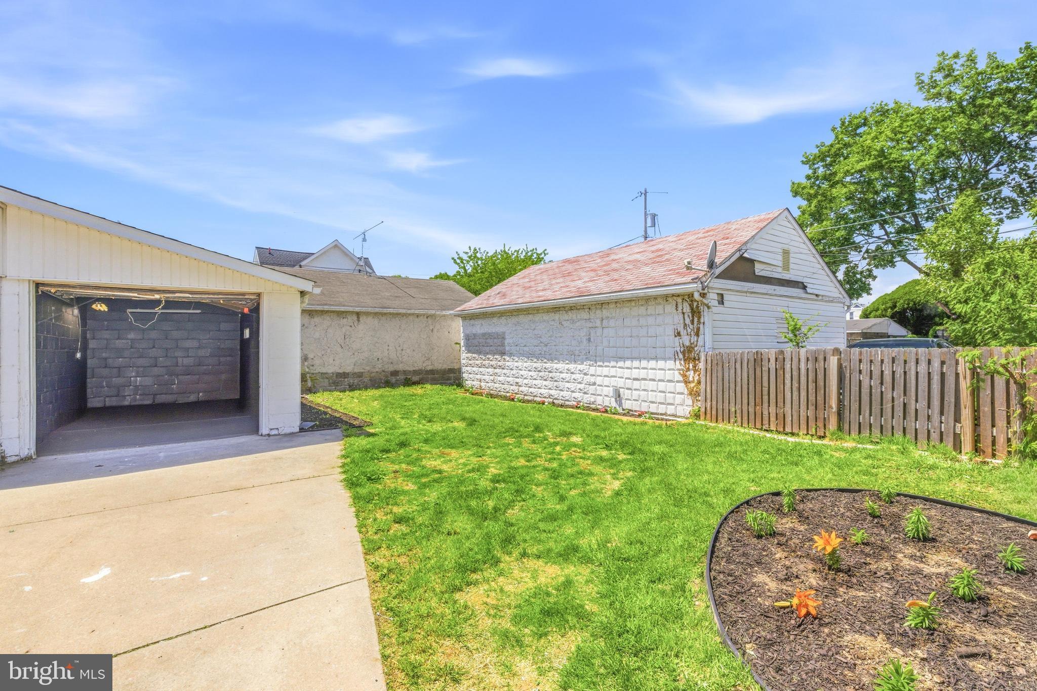 102 E OAK LANE