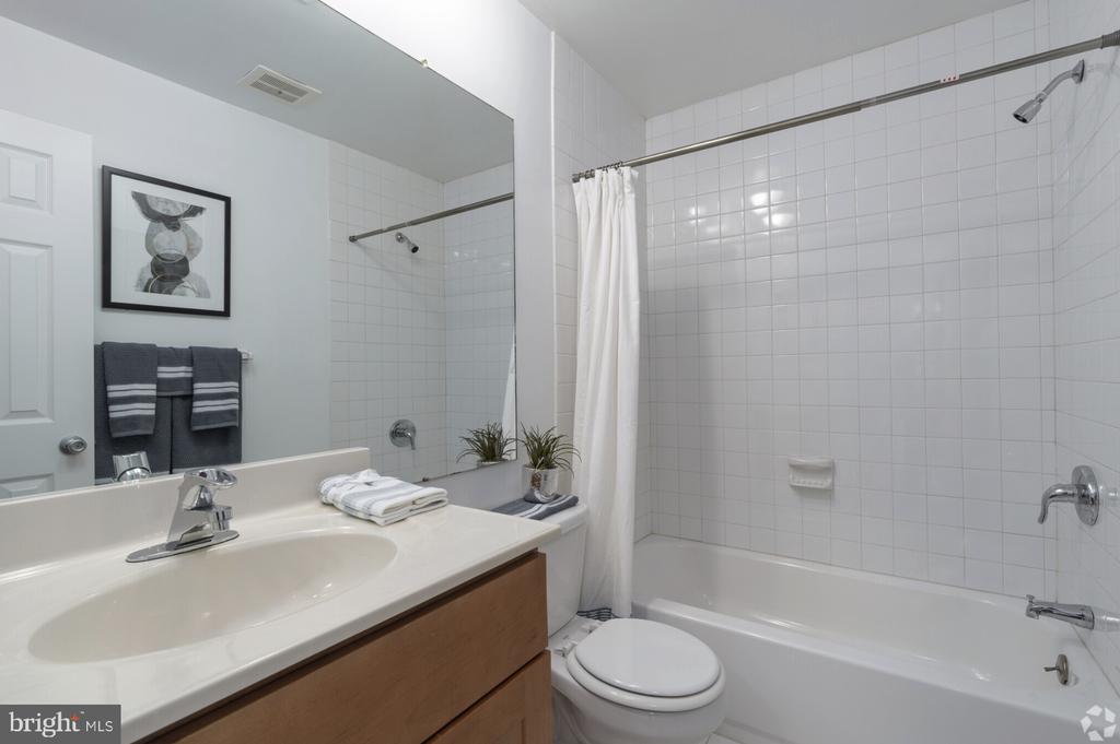 284 IVEN AVENUE 260-2B