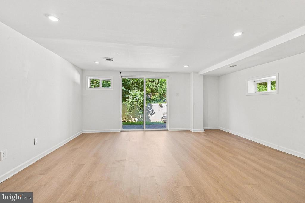 1512 ROOSEVELT DRIVE