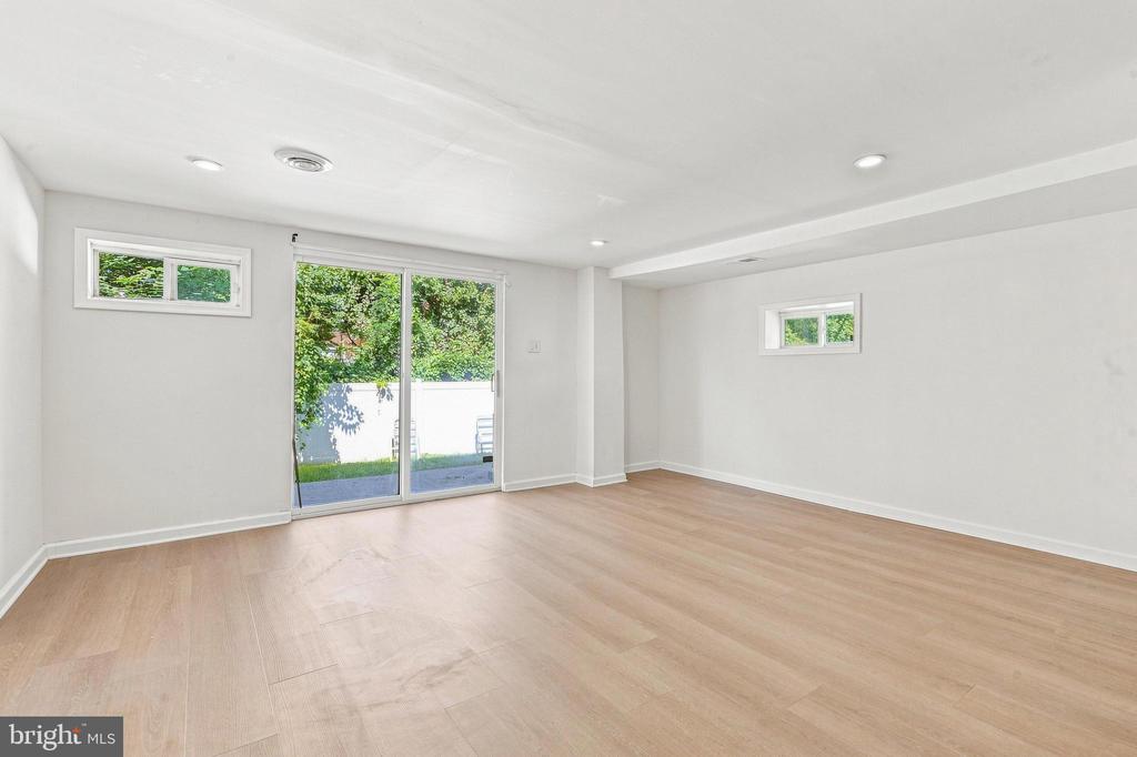 1512 ROOSEVELT DRIVE