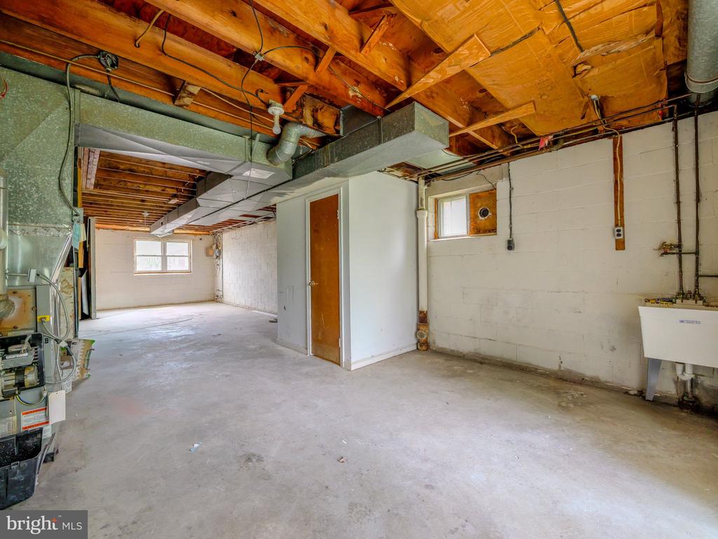 119 EAST LANE