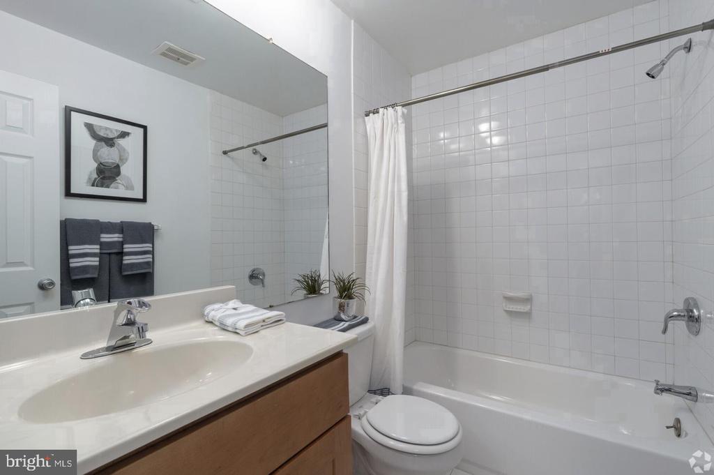 284 IVEN AVENUE Unit: 250-2A