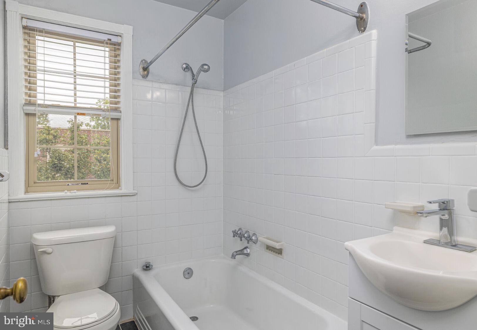 150 E Wynnewood ROAD Unit: 1B-11J