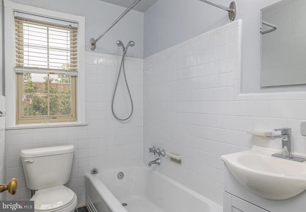 150 E WYNNEWOOD ROAD Unit: 03F