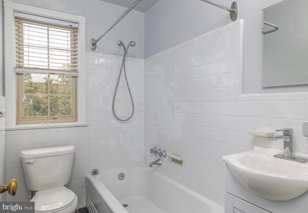150 E WYNNEWOOD ROAD Unit: 25-F