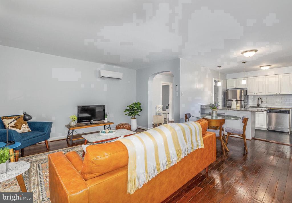 150 E WYNNEWOOD ROAD Unit: 17-C
