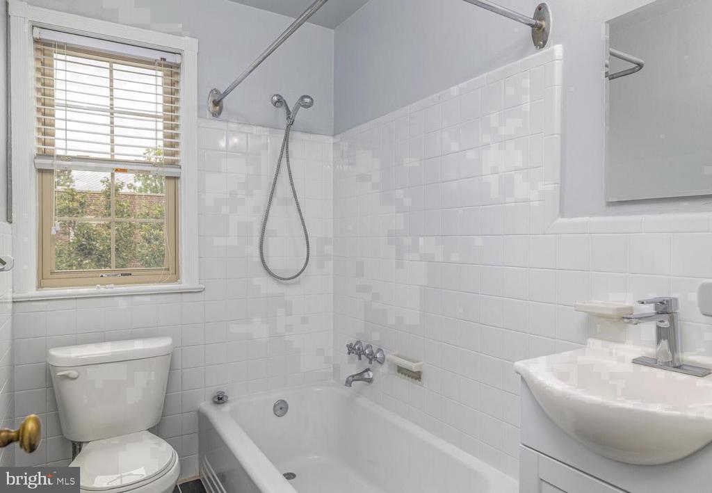 150 E WYNNEWOOD ROAD Unit: 17-C