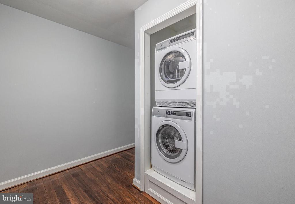 150 E WYNNEWOOD ROAD Unit: 17-C