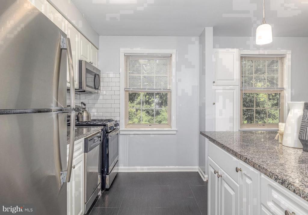 150 E WYNNEWOOD ROAD Unit: 19-A