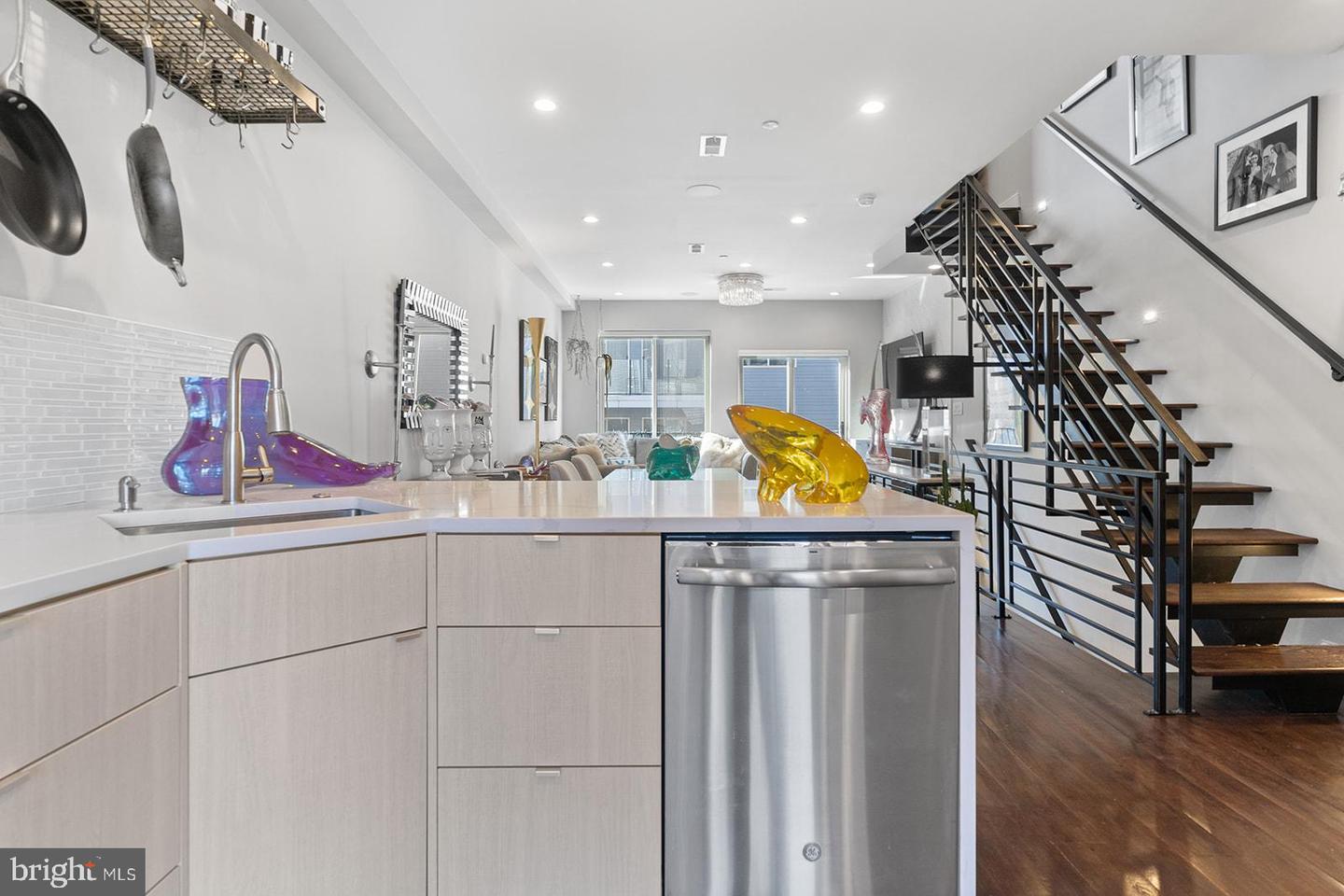 1622 CAMBRIDGE STREET Unit: B