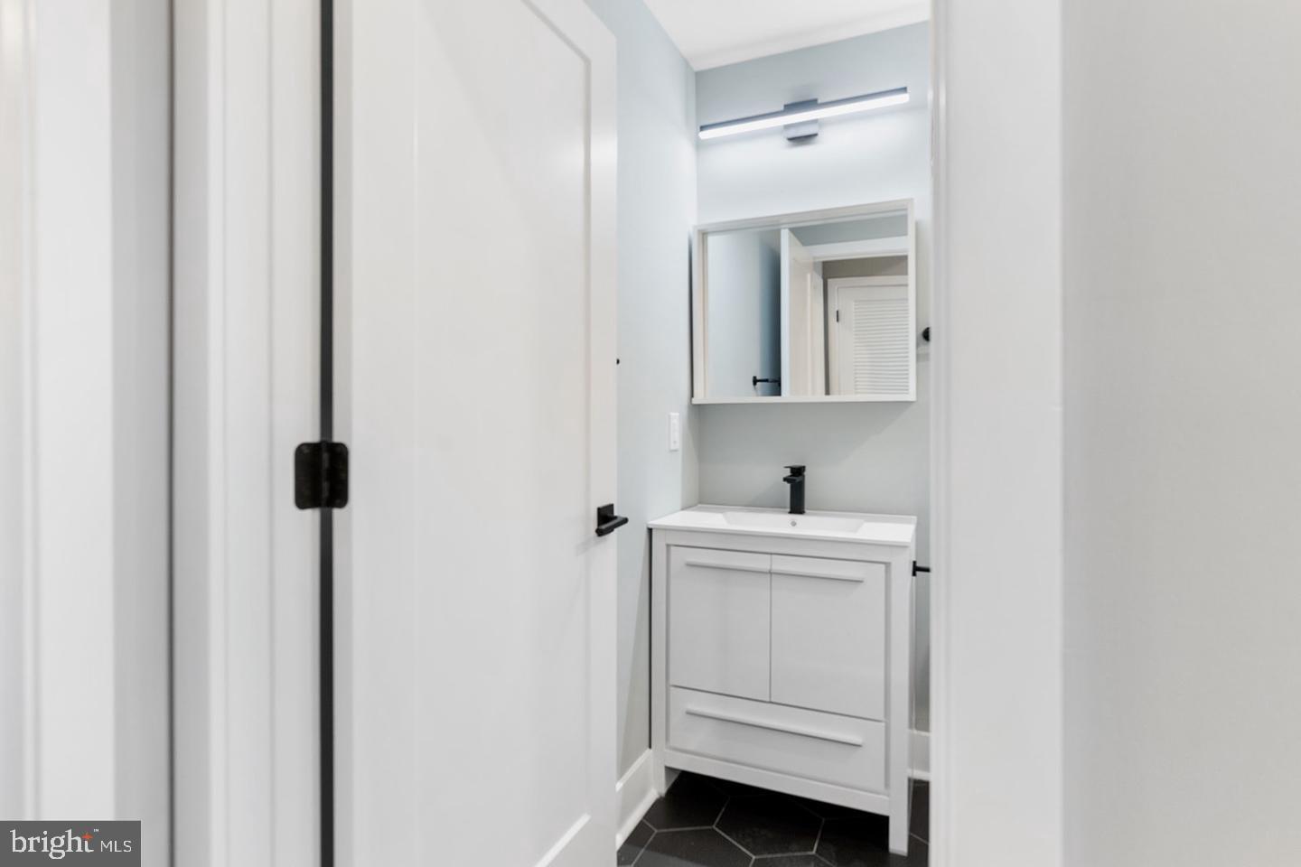 3037 W SEDGLEY AVENUE Unit: 2