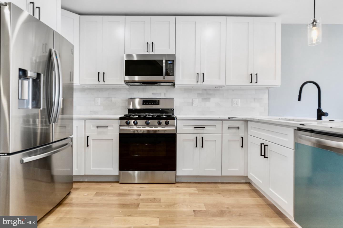 3037 W SEDGLEY AVENUE Unit: 2