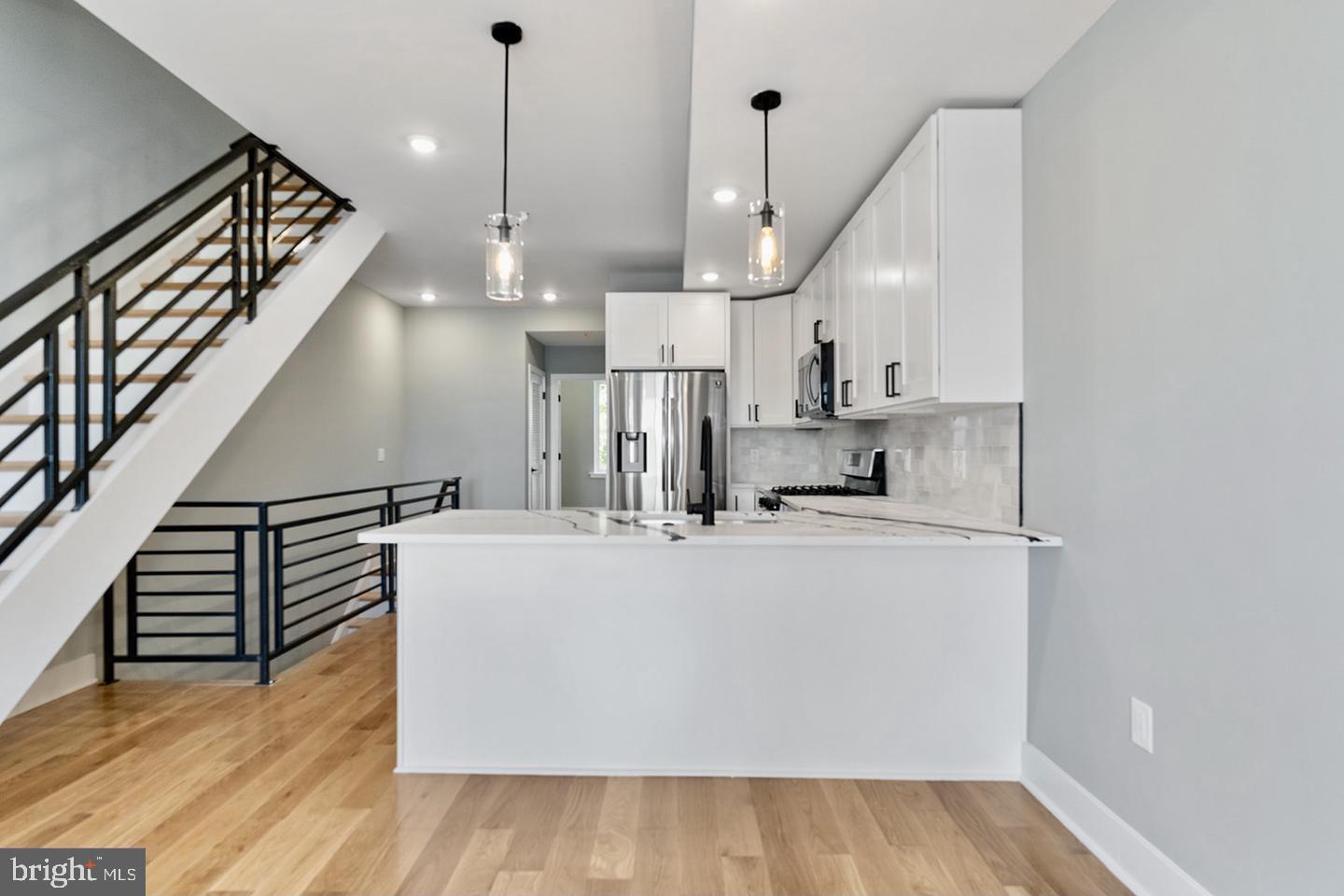 3037 W SEDGLEY AVENUE Unit: 2