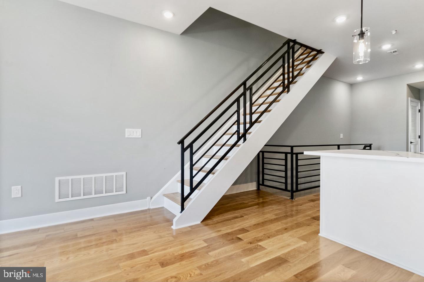 3037 W SEDGLEY AVENUE Unit: 2