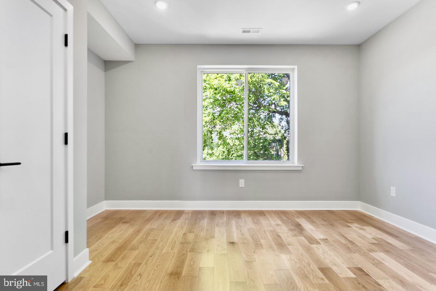 3037 W SEDGLEY AVENUE Unit: 2