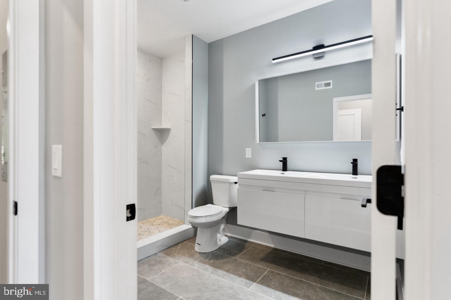 3037 W SEDGLEY AVENUE Unit: 2