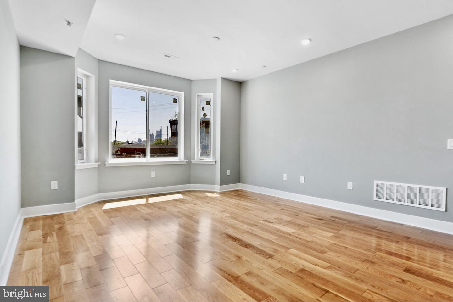 3037 W SEDGLEY AVENUE Unit: 2