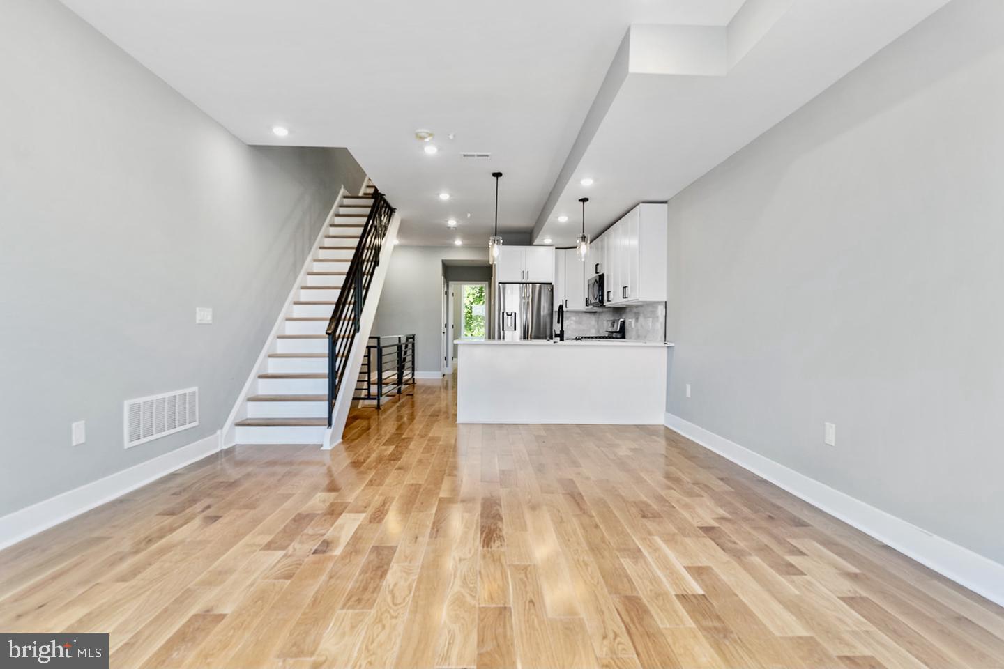 3037 W SEDGLEY AVENUE Unit: 2