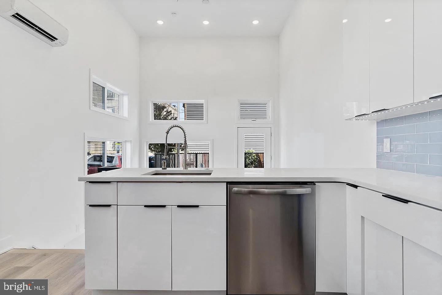 2001 E CUMBERLAND STREET Unit: B UNIT