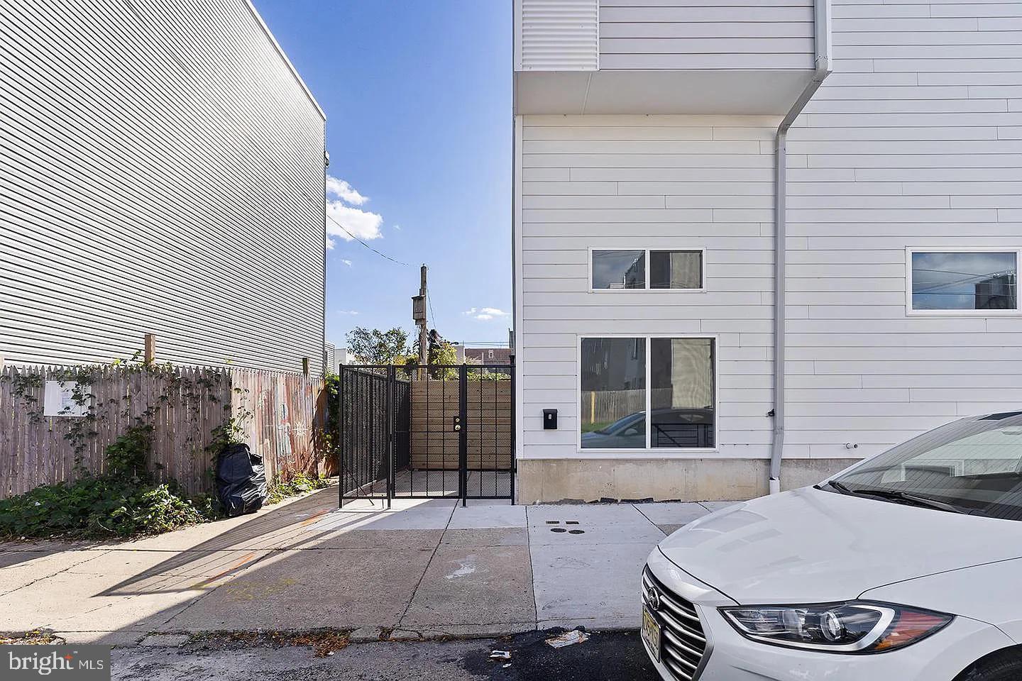 2001 E CUMBERLAND STREET Unit: B UNIT