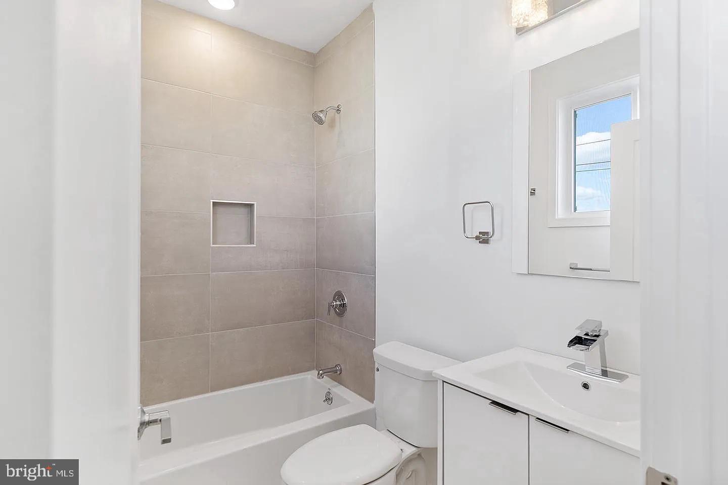 2001 E CUMBERLAND STREET Unit: B UNIT