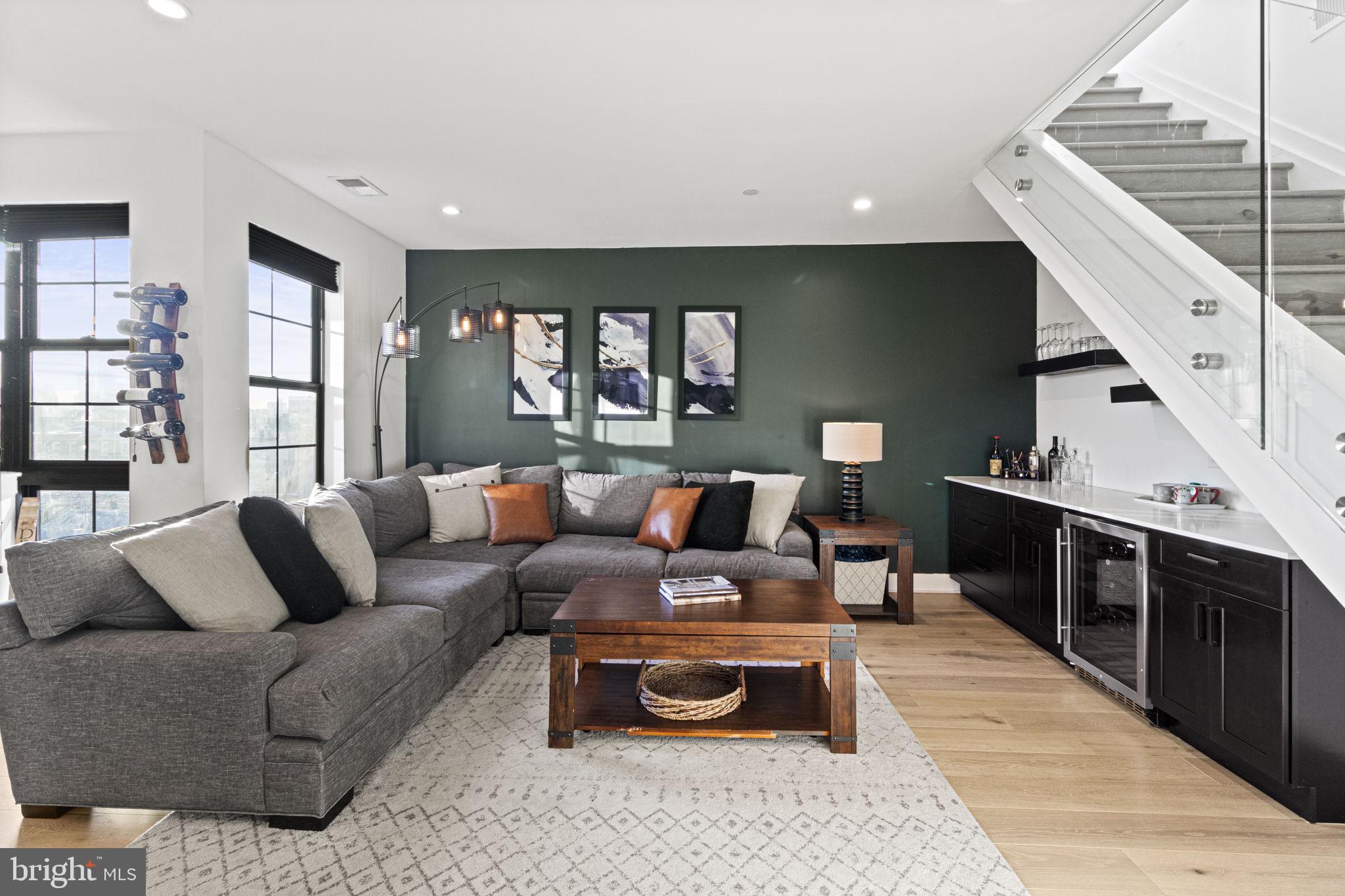 1232 N Front Street Unit: PH3