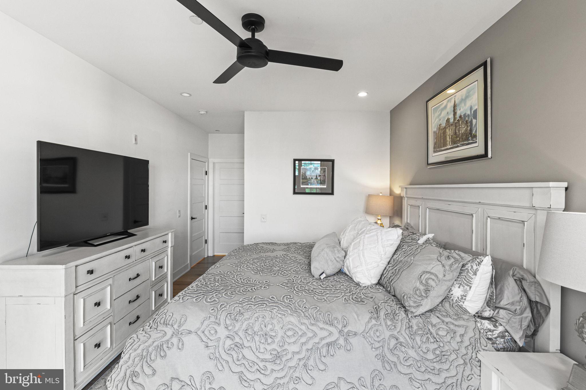 1232 N Front Street Unit: PH3