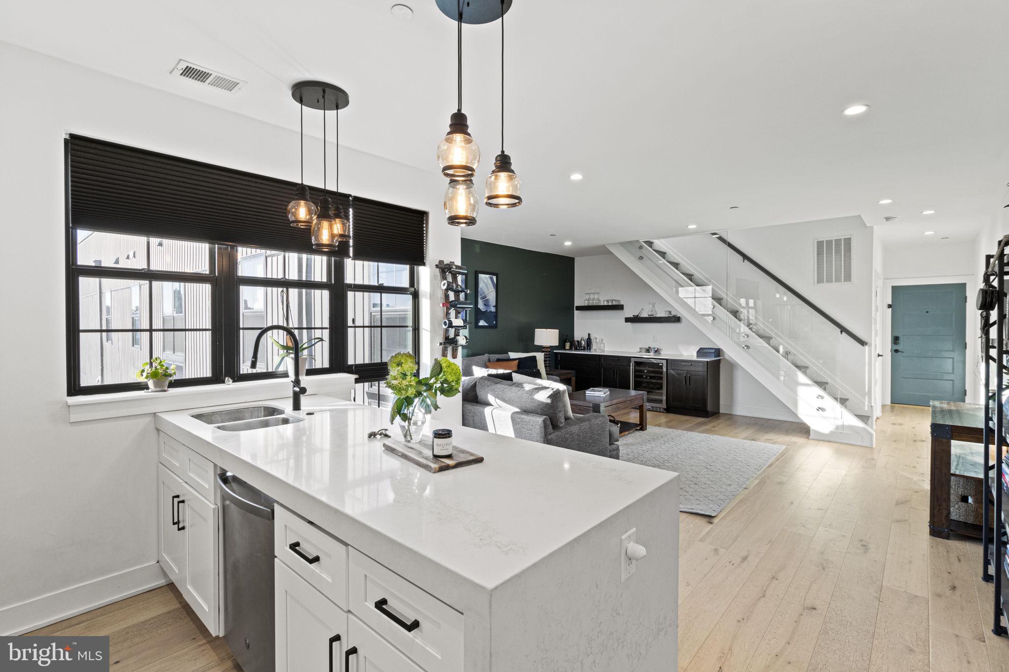 1232 N Front Street Unit: PH3