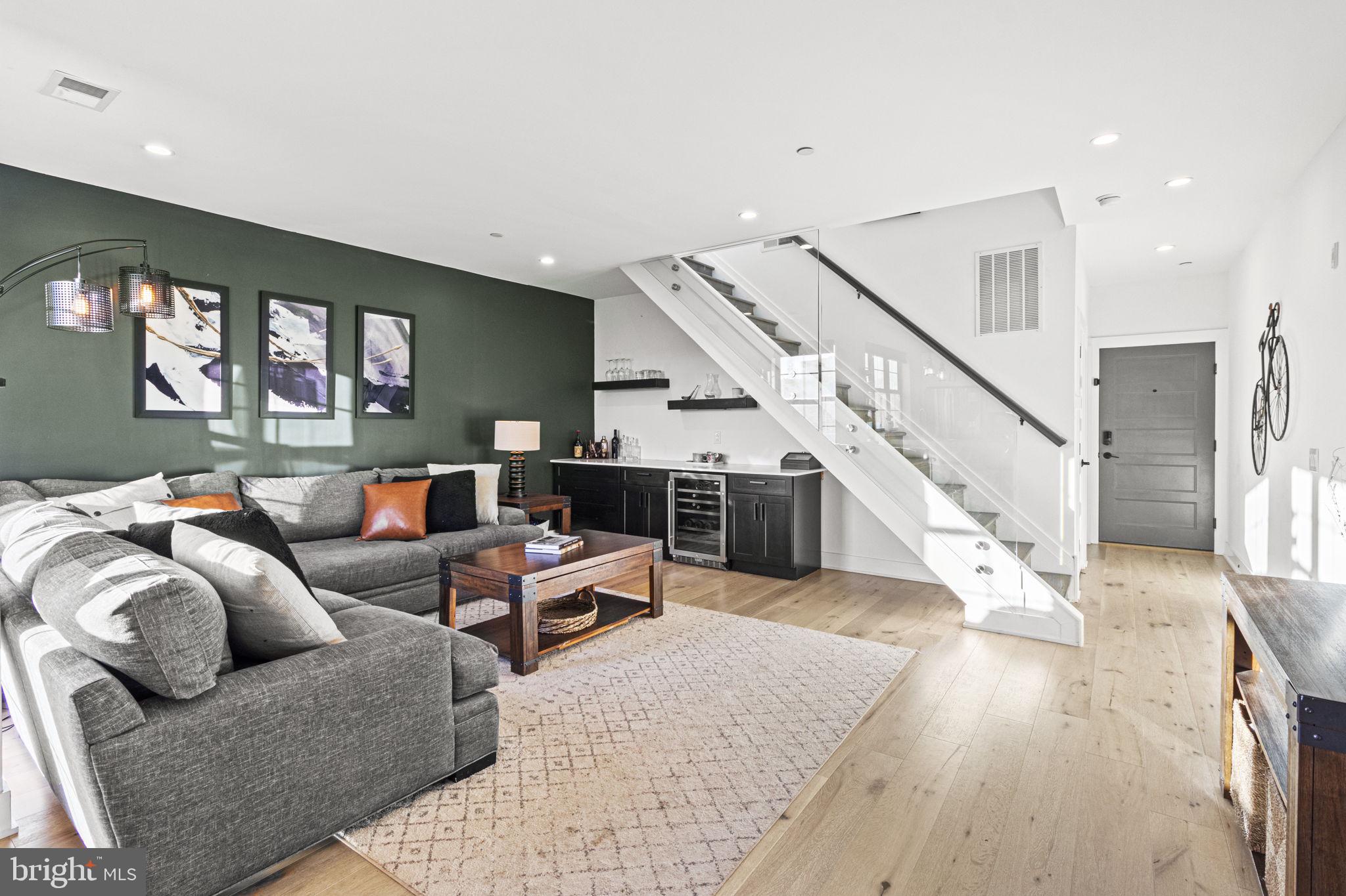 1232 N Front Street Unit: PH3