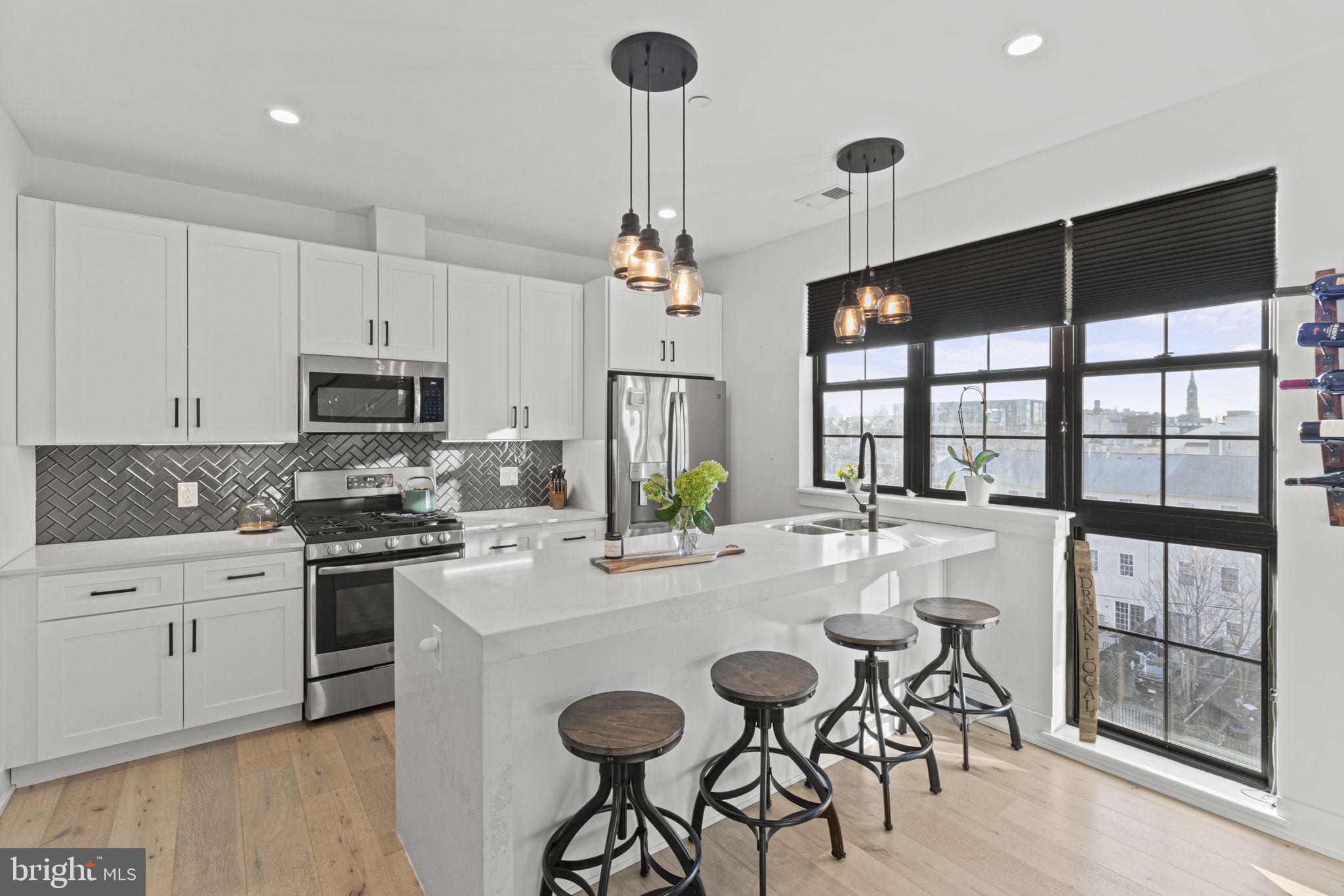 1232 N Front Street Unit: PH3