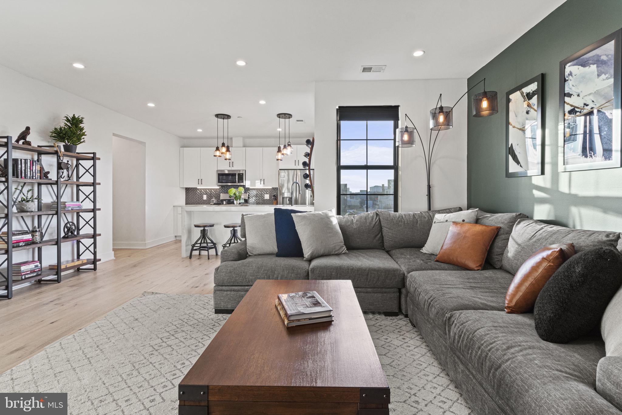 1232 N Front Street Unit: PH3