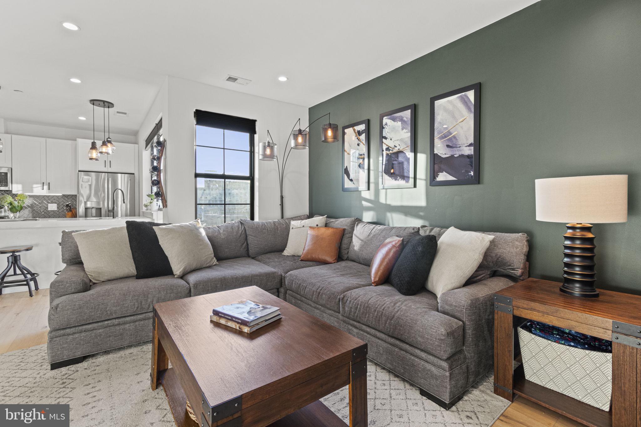 1232 N Front Street Unit: PH3