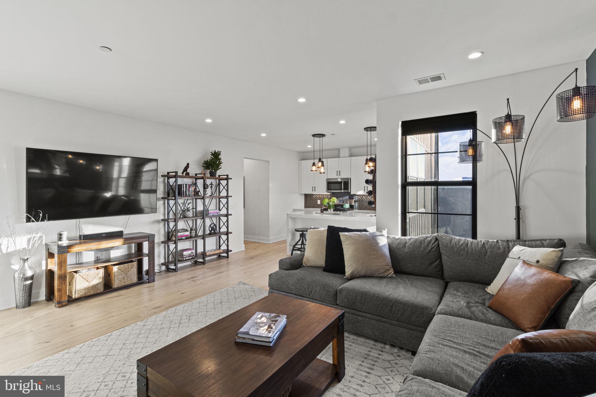 1232 N Front Street Unit: PH3