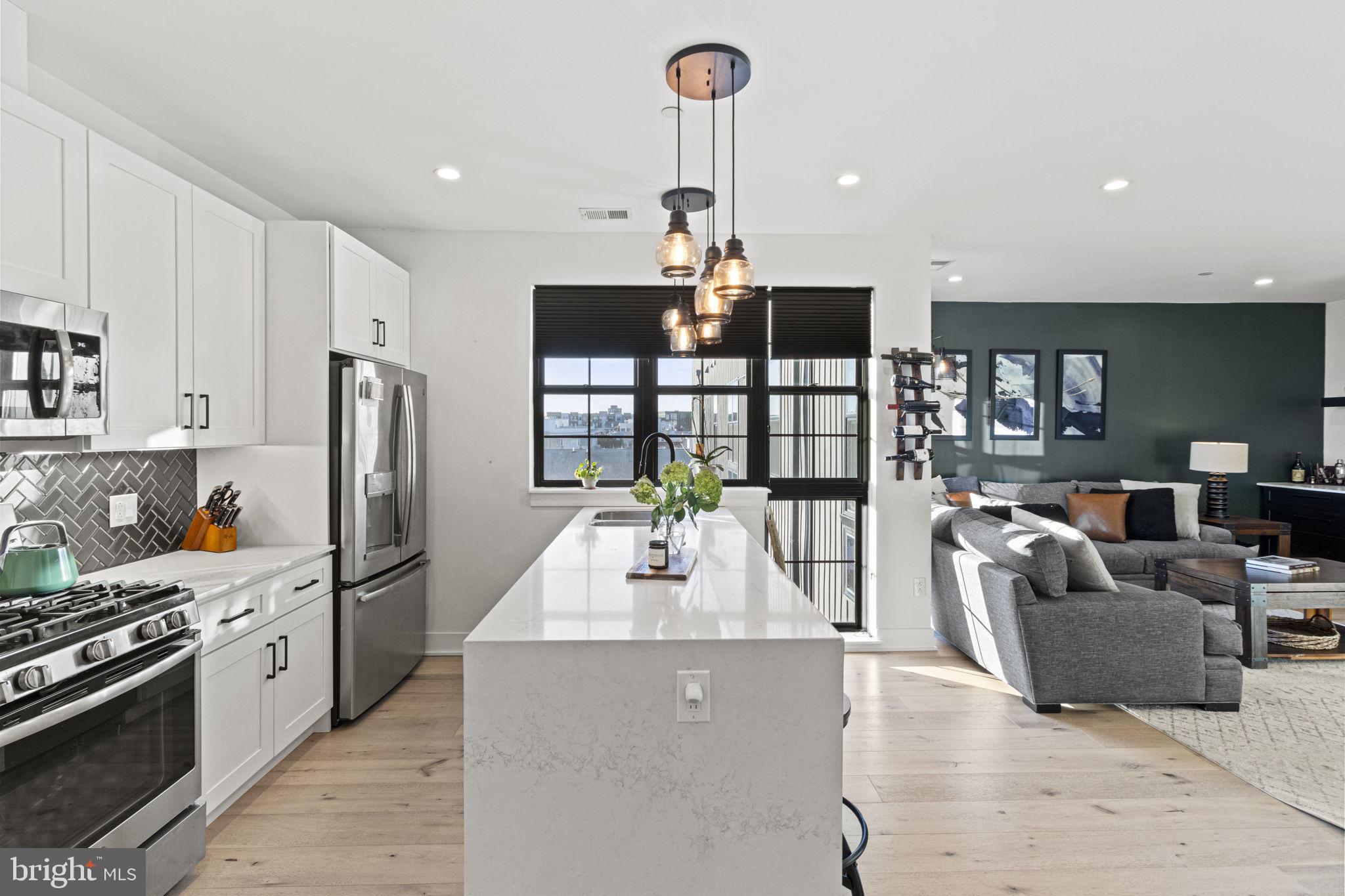 1232 N Front Street Unit: PH3