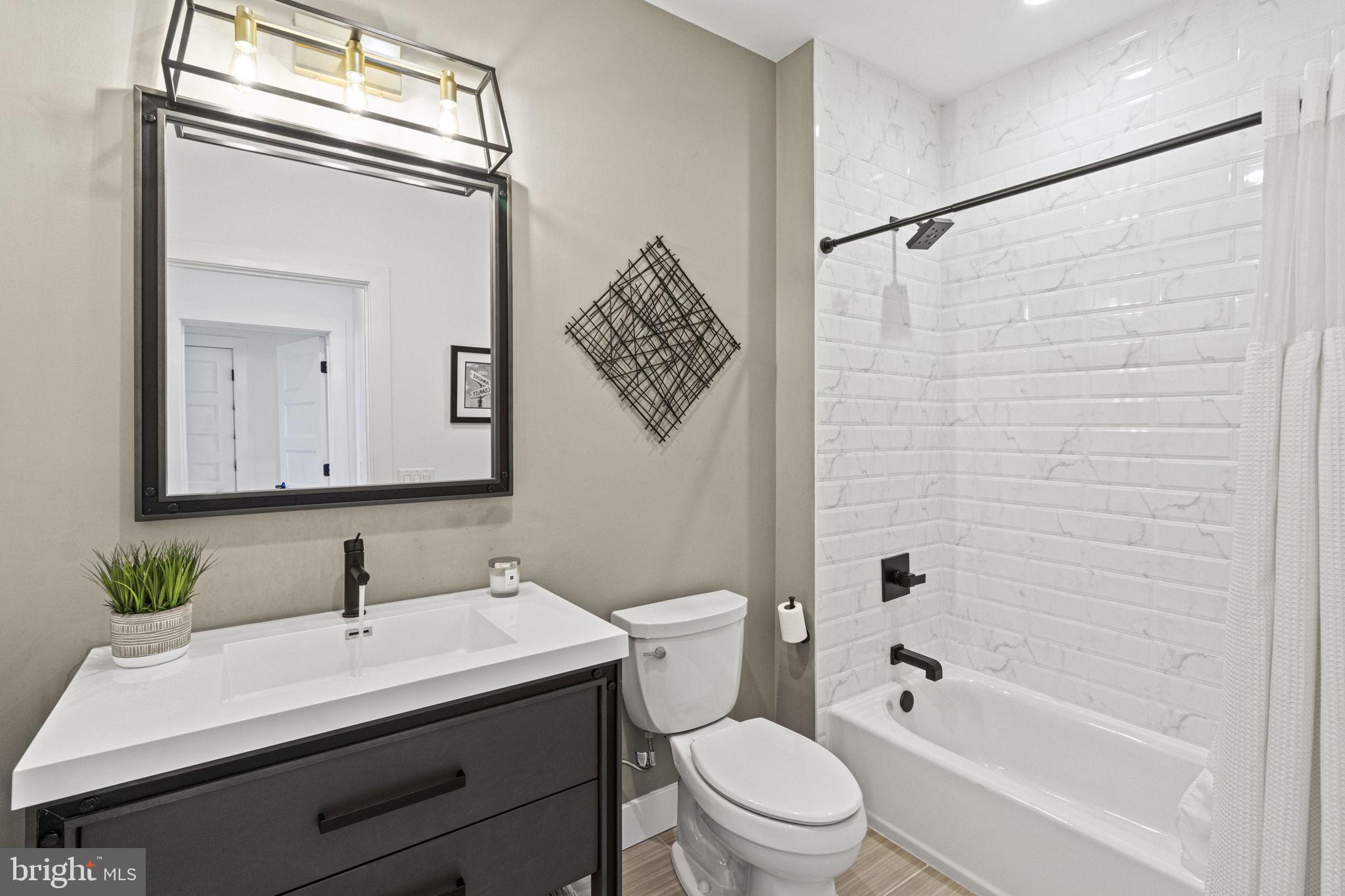 1232 N Front Street Unit: PH3