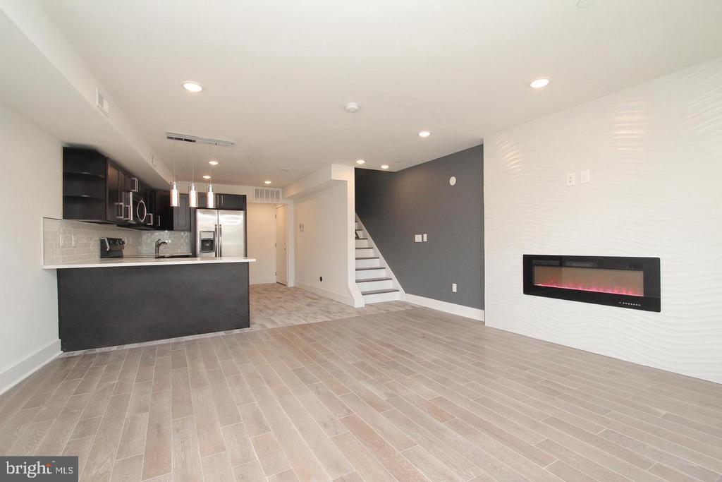 2560 FRANKFORD AVE #3F