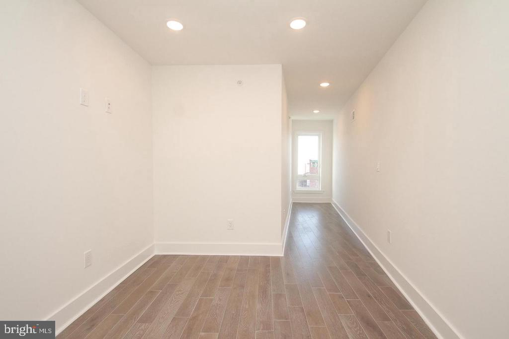 2560 FRANKFORD AVE #3F