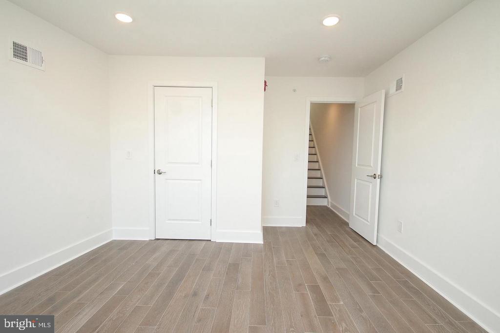 2560 FRANKFORD AVE #3F