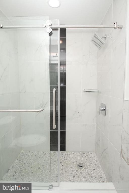 2560 FRANKFORD AVE #3F