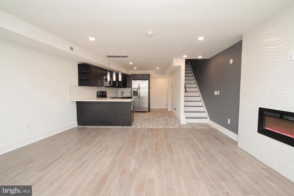 2560 FRANKFORD AVE #3F