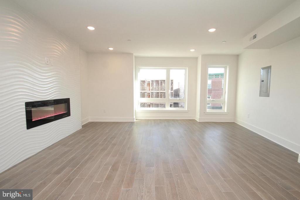 2560 FRANKFORD AVE #3F