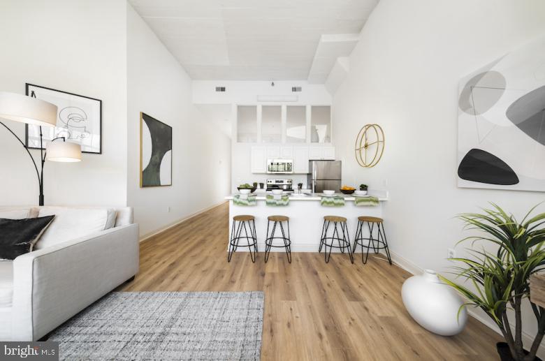 2121-41 MARKET #822