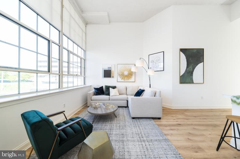 2121-41 MARKET #822