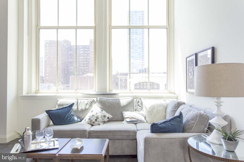 2121-41 MARKET #822