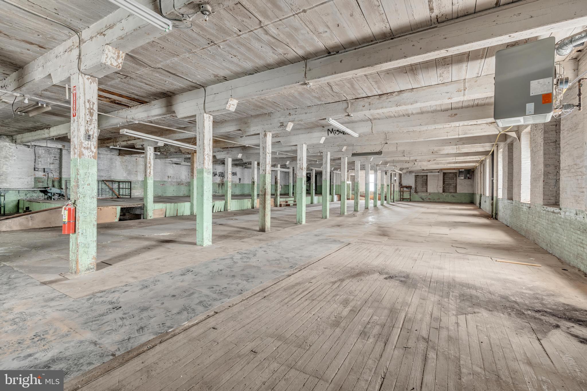 2300-4 N American St