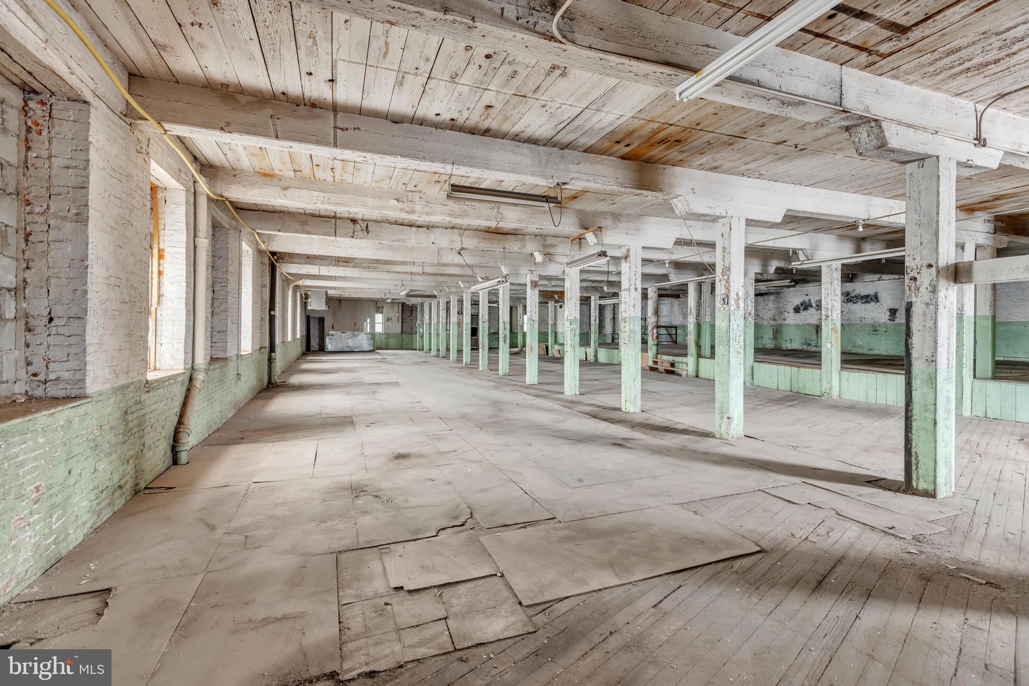 2300-4 N American St