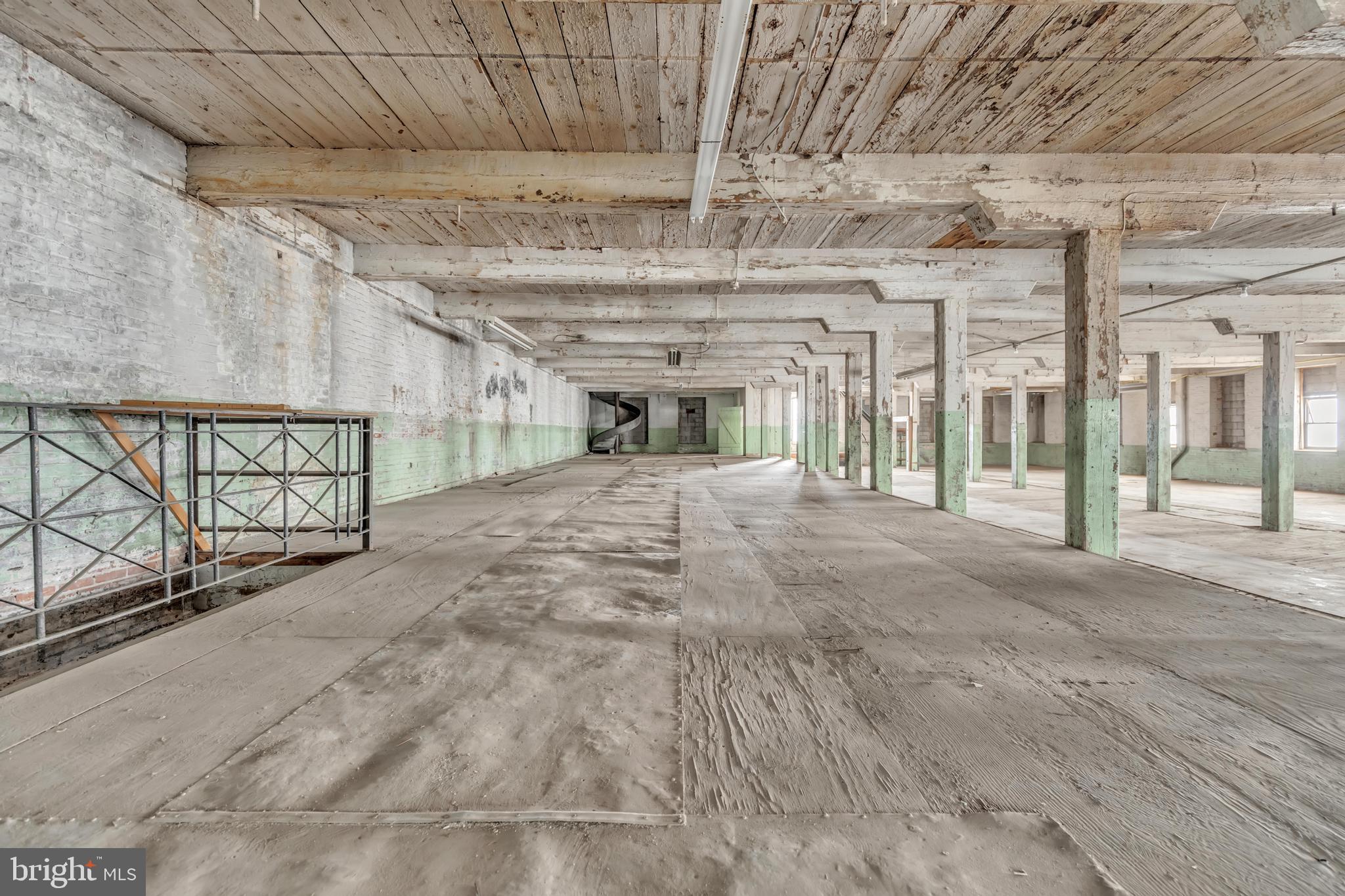 2300-4 N American St