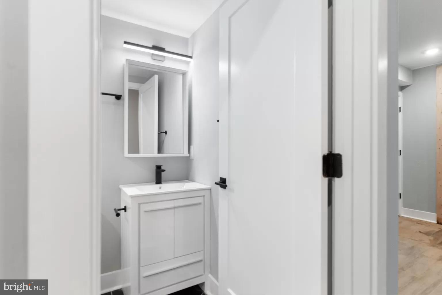 3037 W SEDGLEY AVE #1