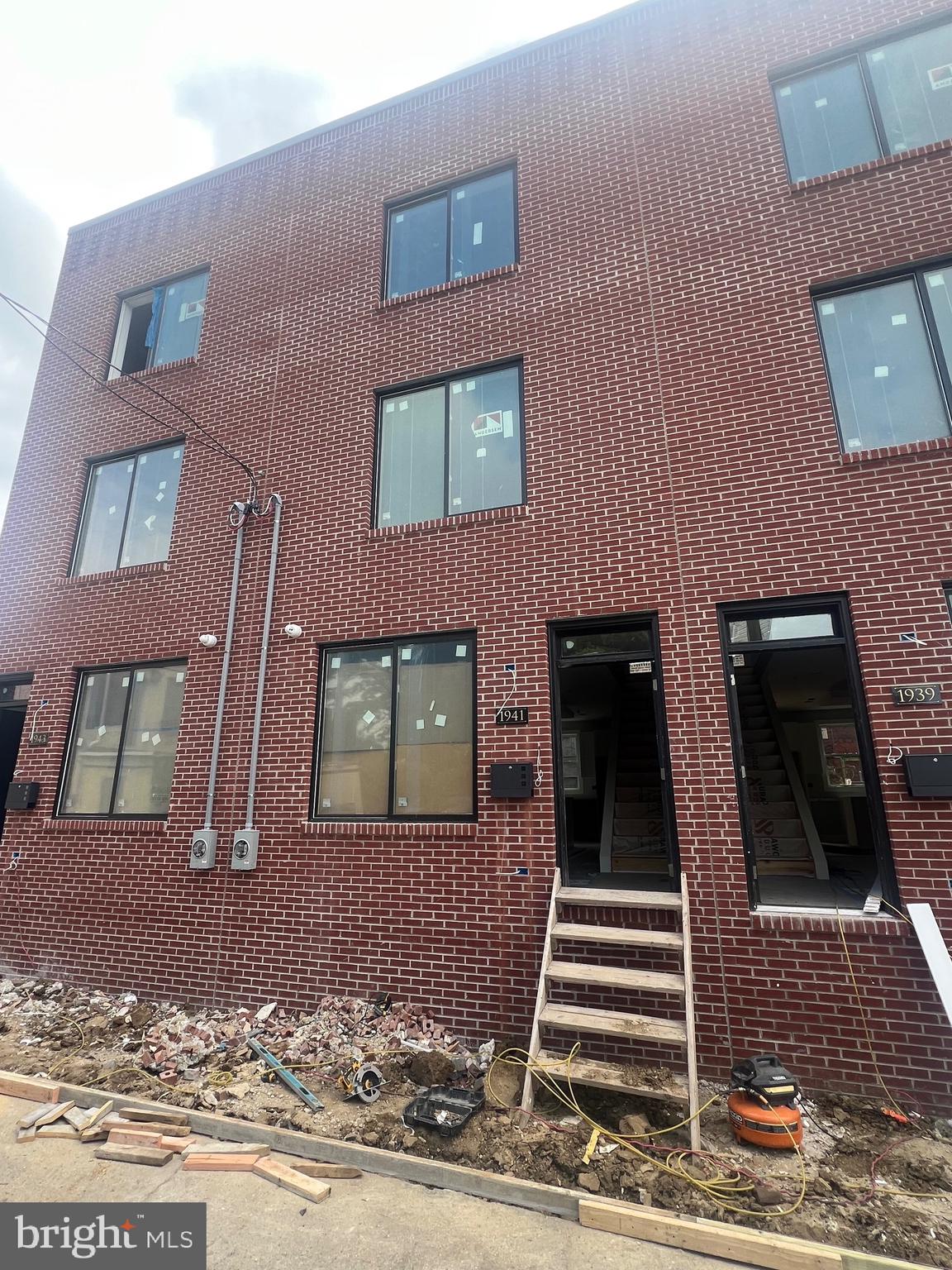 1941 N LEITHGOW STREET